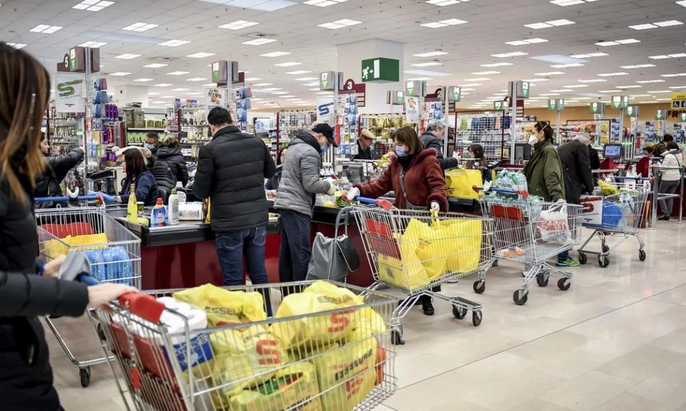 Θεσσαλονίκη: Ατέλειωτες ουρές έξω από τα σούπερ μάρκετ